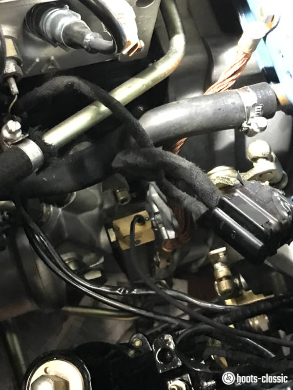hoots Öldruck Öltemperatursensor im Mercedes W111 Motorraum