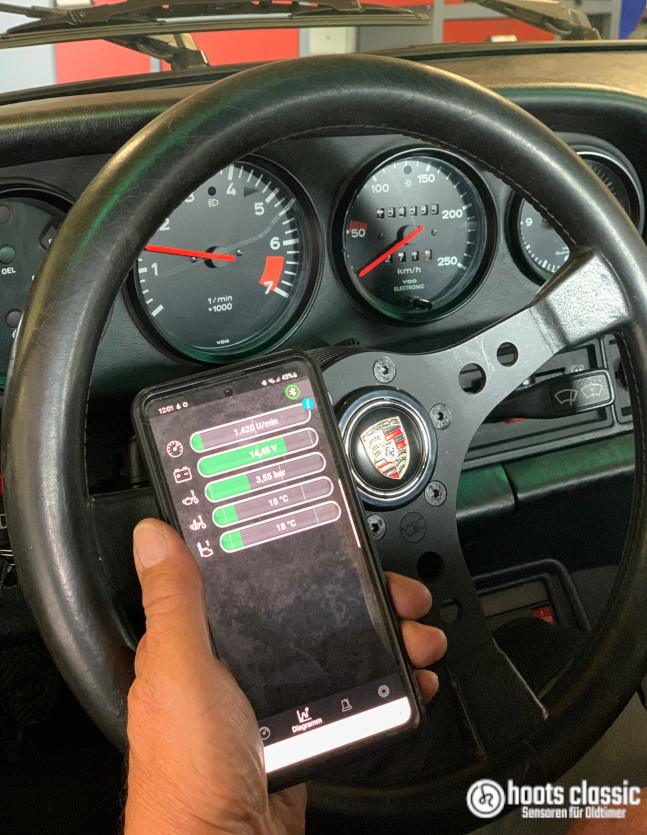 Porsche 911 Cockpit mit hoots Oldtimer App als Digitales Cockpit und Zusatzinstrument