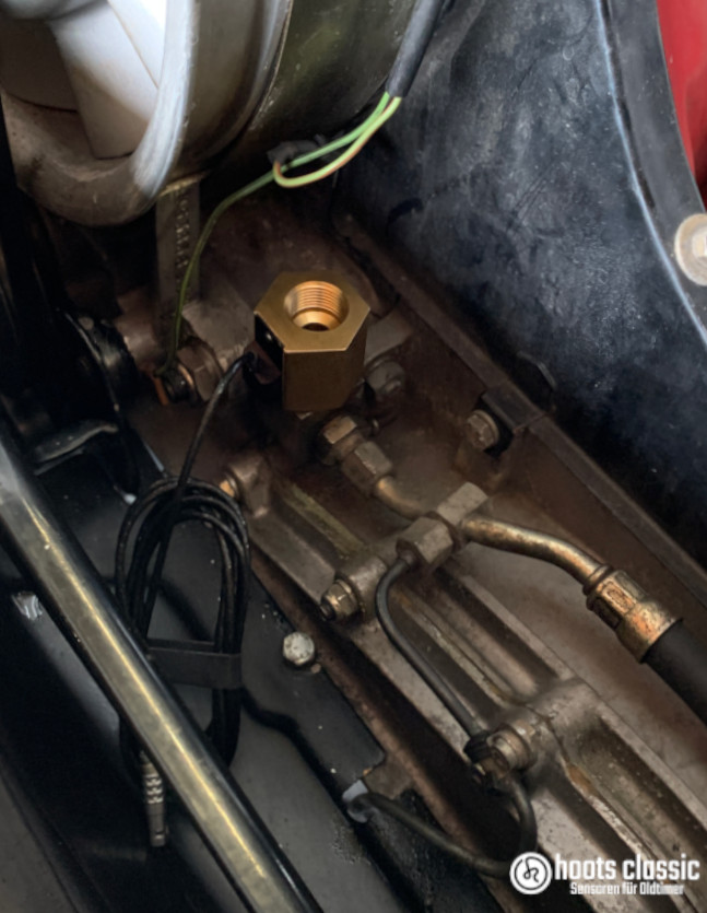 Öldruckanzeige und Öltemperaturanzeige im Porsche 911 G, Sensor unter der Öldruckdose